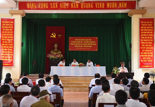 Premierminister Nguyen Xuan Phuc besucht ausgezeichnetes Modell der Neugestaltung ländlicher Räume  - ảnh 1